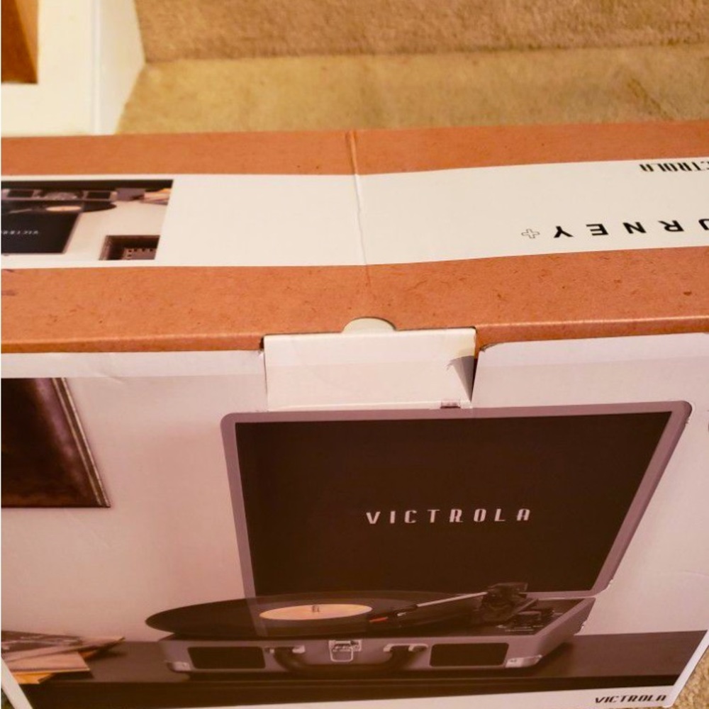 **BRAND NEW NEVER OPENED “RECORD PLAYER W/BLUETOOTH! PLAYS VINYLS !🎶 🎵🎼😎 - Picture 5 of 6